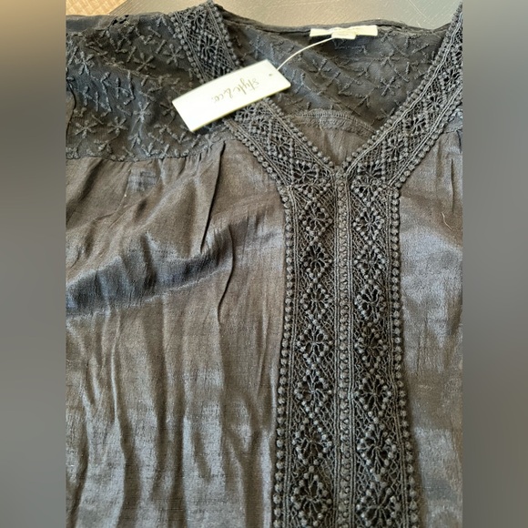 Women's Blouse with Lace Designs- NWT - Picture 7 of 8